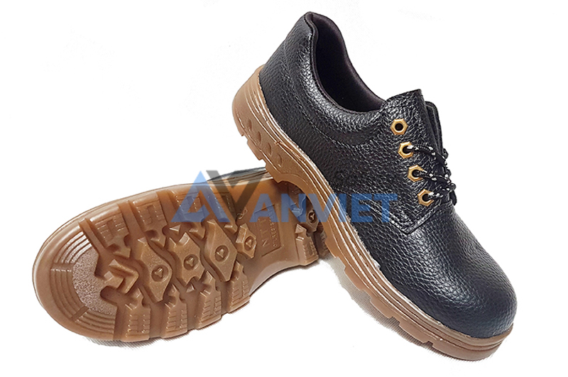 Giày bảo hộ lao động có đế gum.