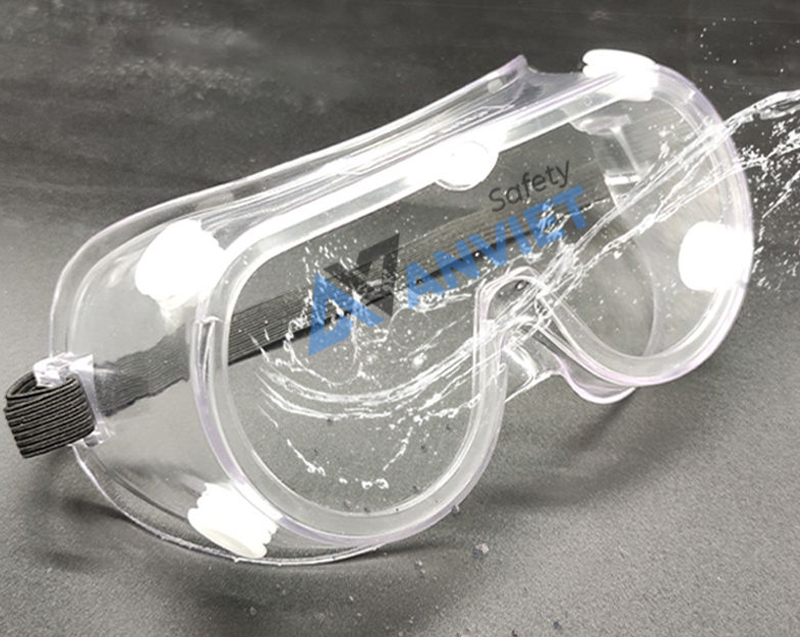 Lớp phủ kính chống hóa chất duy trì tầm nhìn rõ ràng và bảo vệ kính khỏi những tác động cơ học.