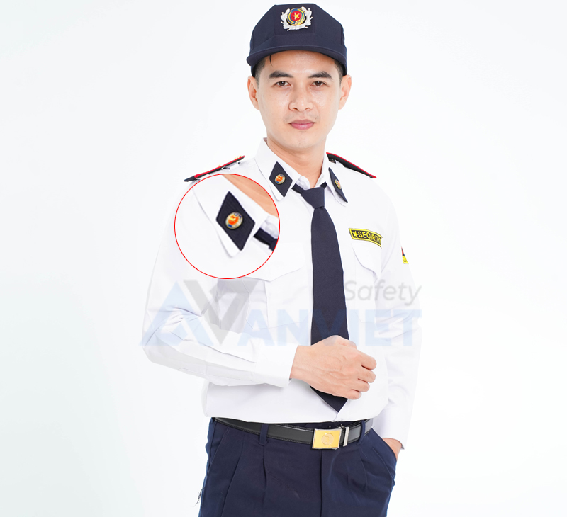 Ve áo trong bộ đồng phục bảo vệ.