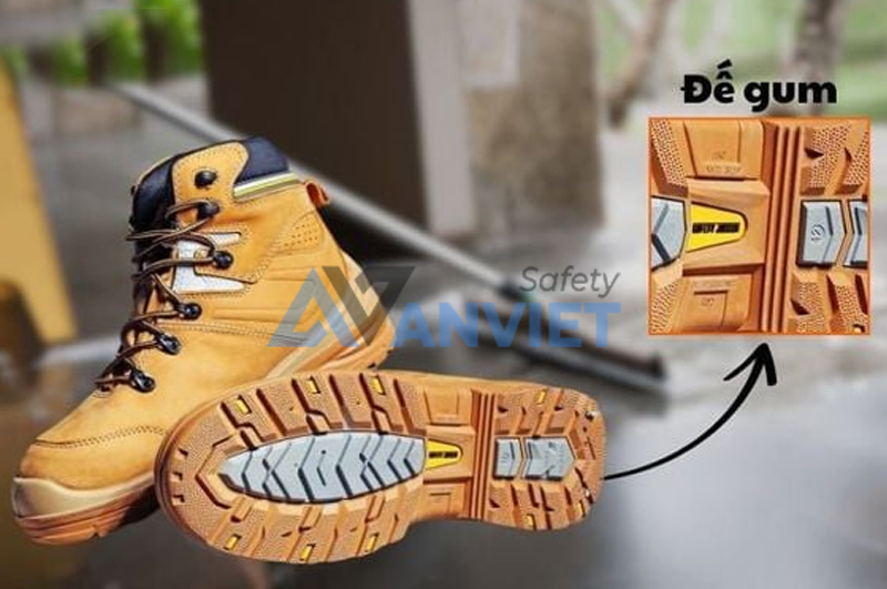 Giày boot đế gum.