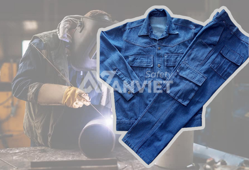 Chất liệu phổ biến may quần bảo hộ nữ: Vải Jean / Denim chịu lực.