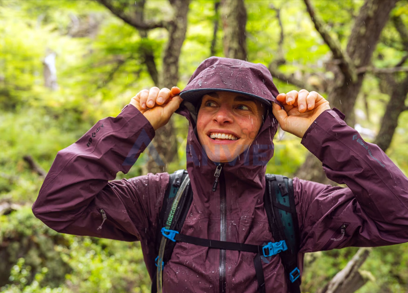 Áo gió với chất liệu chống thấm hiệu quả, thiết kế thoáng khí.