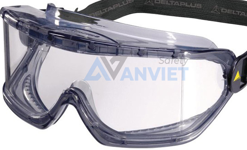 Kính bảo hộ chống hóa chất thường được sản xuất từ polycarbonate.