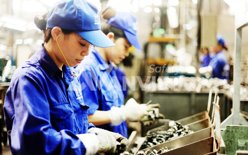 Chọn size đồ bảo hộ chính xác cho lao động nữ.