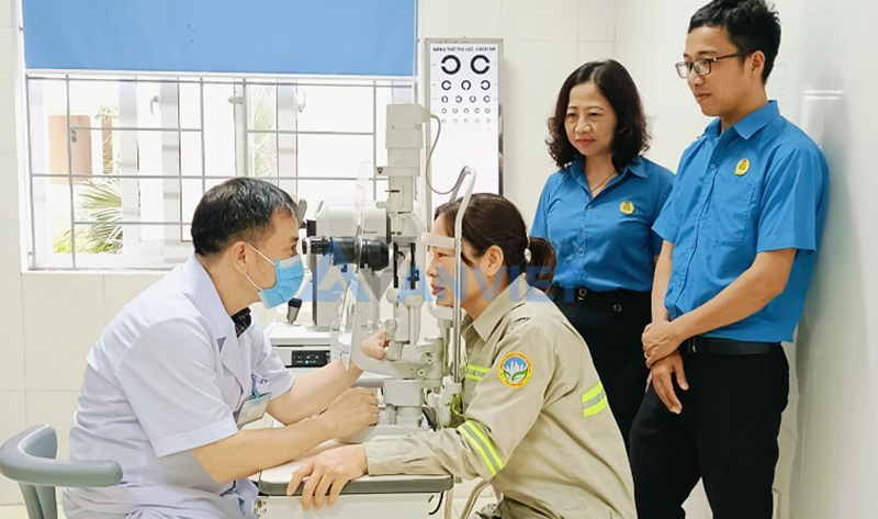 Người sử dụng lao động có trách nhiệm tổ chức khám sức khỏe định kỳ theo quy định của pháp luật.