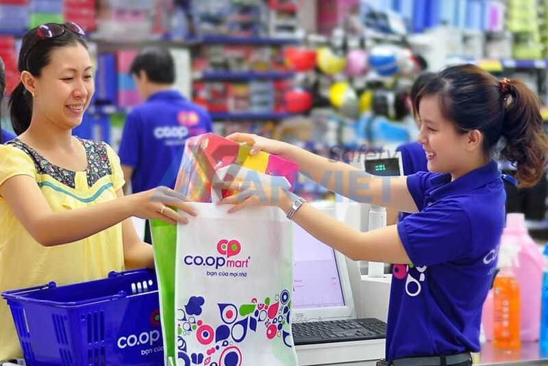 Đồng phục nhân viên bán hàng tại siêu thị.