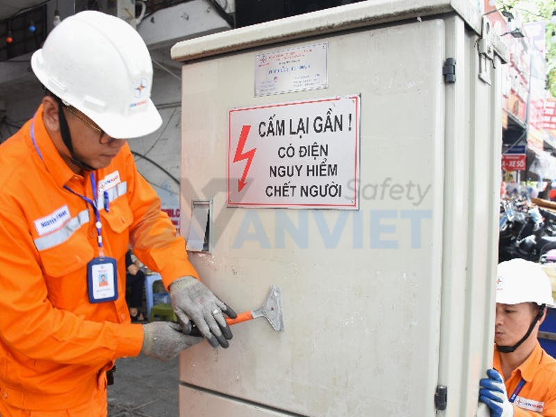 Lắp đặt trực tiếp trên vỏ trạm biến áp, tủ phân dây nhằm cảnh báo vùng cận kề nguồn điện.
