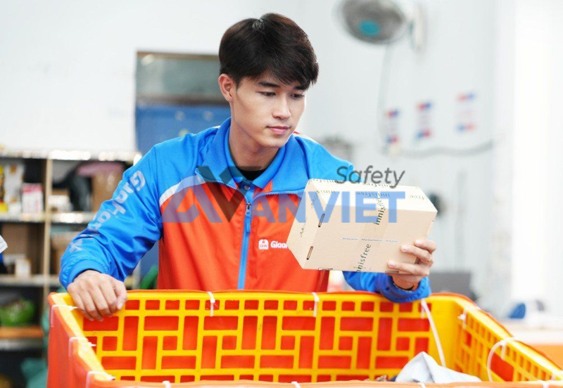 Chọn áo đồng phục giao hàng nhanh chất lượng, phù hợp.