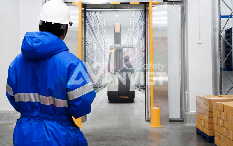 Chọn áo bảo hộ kho lạnh chất lượng, phù hợp.