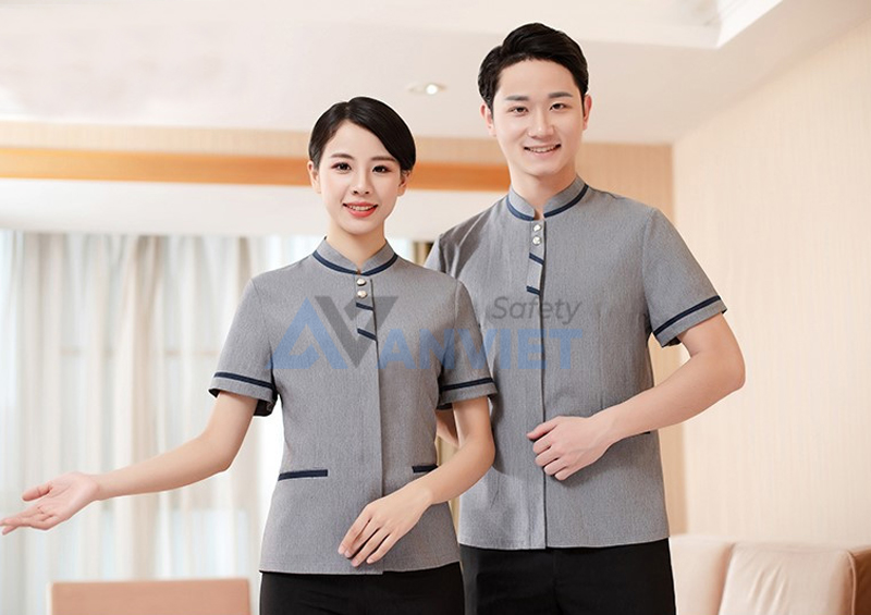 Đồng phục buồng phòng giản dị, tiện dụng.