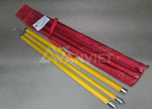 Kiểm tra định kỳ sào cách điện để đảm bảo khả năng cách điện của thiết bị.