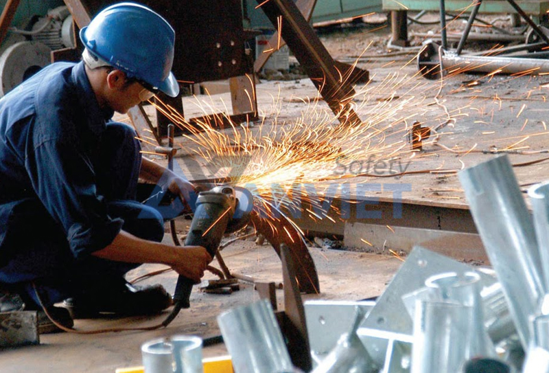 Khói hàn gây ảnh hưởng đến hệ hô hấp của người thợ.