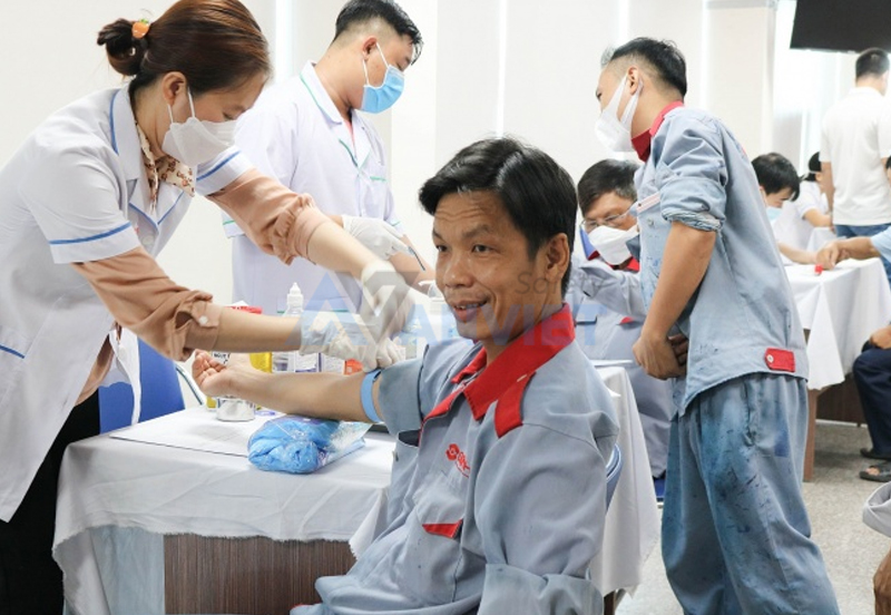 Người làm công tác an toàn, vệ sinh lao động và y tế.