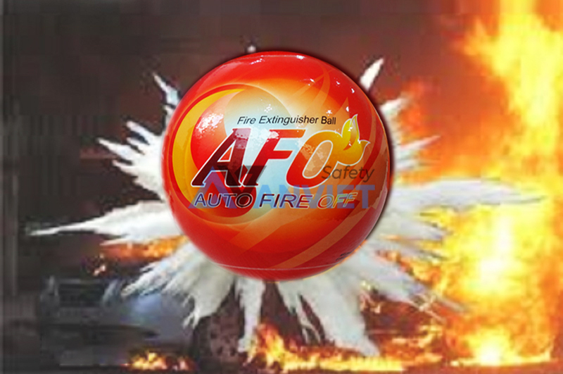 Ném trực tiếp quả cầu chữa cháy vào đám cháy.