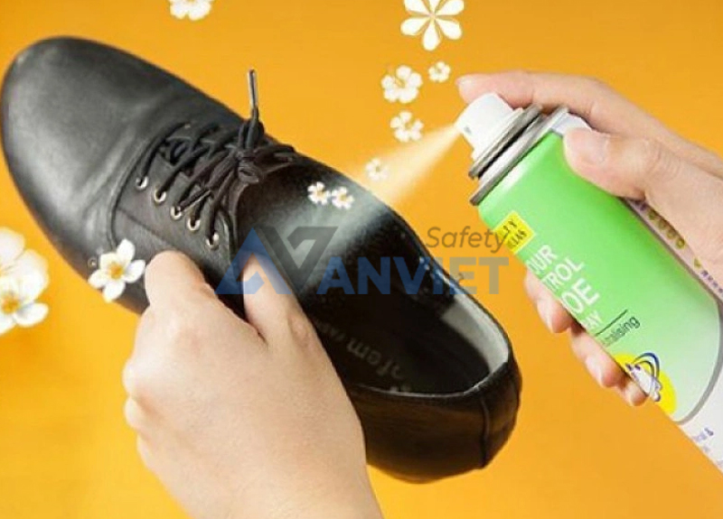 Sử dụng xịt khử mùi chuyên dụng cho giày bảo hộ.