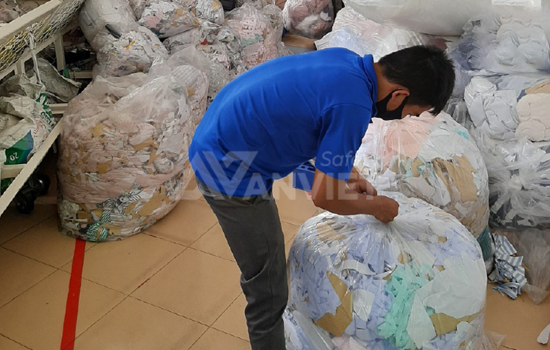 Tuân thủ quy định pháp lý thu gom rác thải công nghiệp.