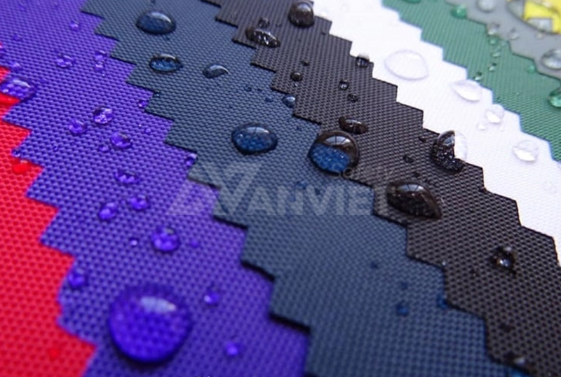 Vải Polyester độ bền cao, giữ form và hạn chế thấm nước.