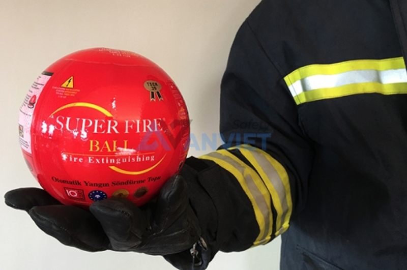 Sử dụng quả cầu chữa cháy theo đúng quy trình tiêu chuẩn.
