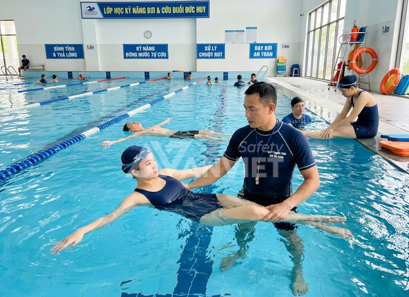 Trang bị kỹ năng bơi lội và xử lý tình huống dưới nước.