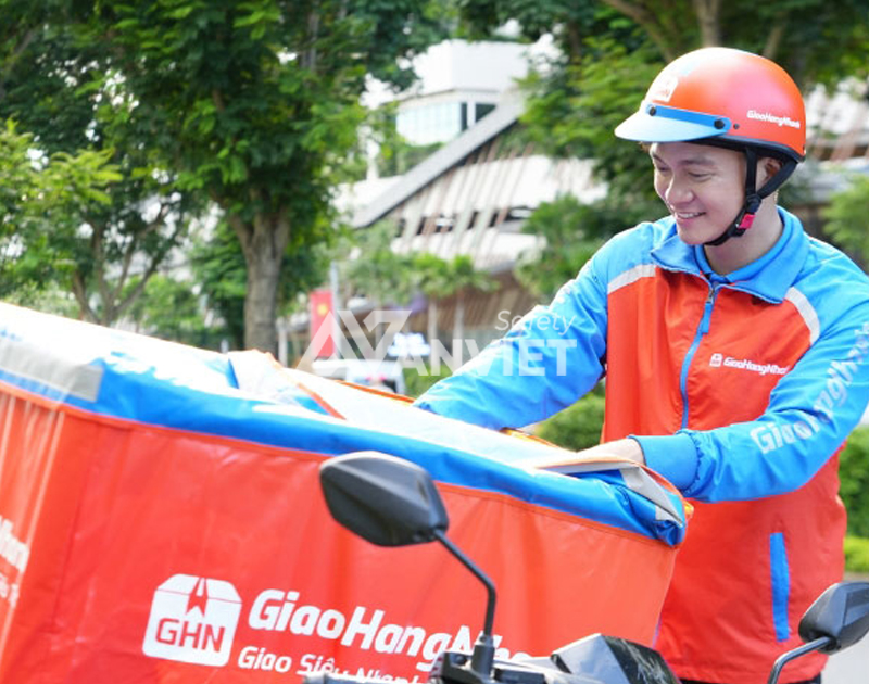 Áo khoác đồng phục giao hàng nhanh.