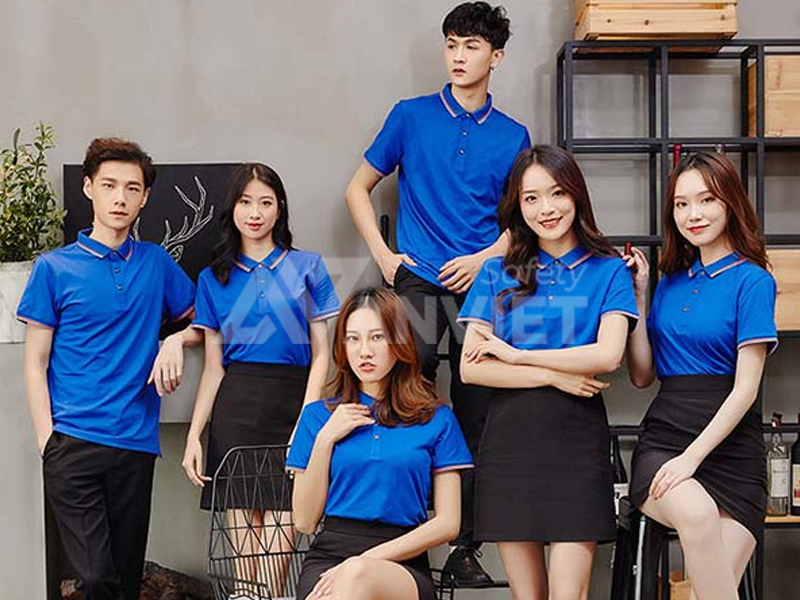 Áo polo đồng phục màu xanh dương.