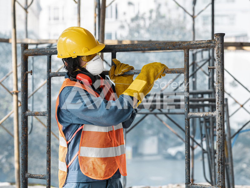 Trang thiết bị bảo hộ cá nhân theo Luật Xây dựng cho người lao động.