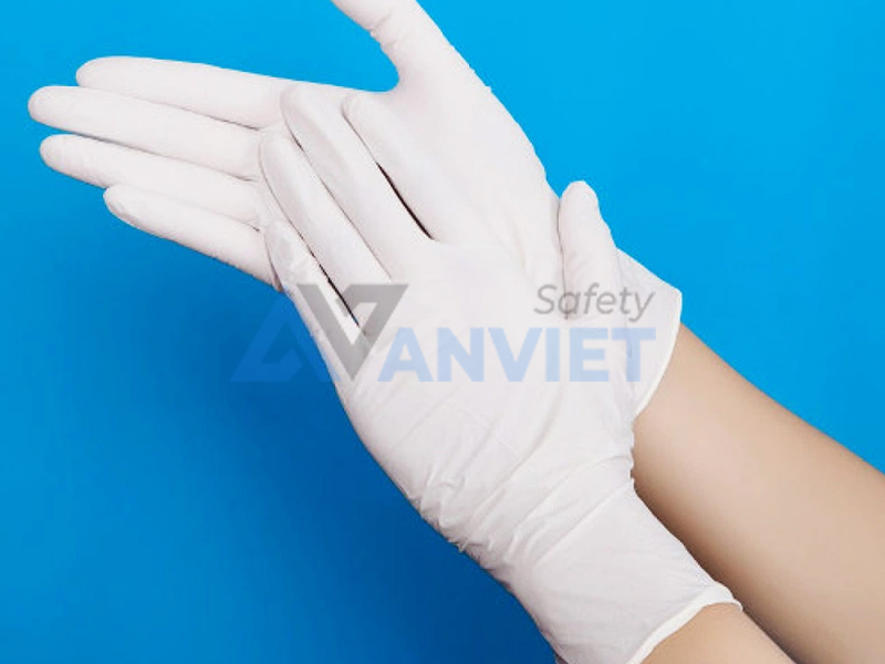 Găng tay y tế không bột giảm thiểu nguy cơ kích ứng và dị ứng da.