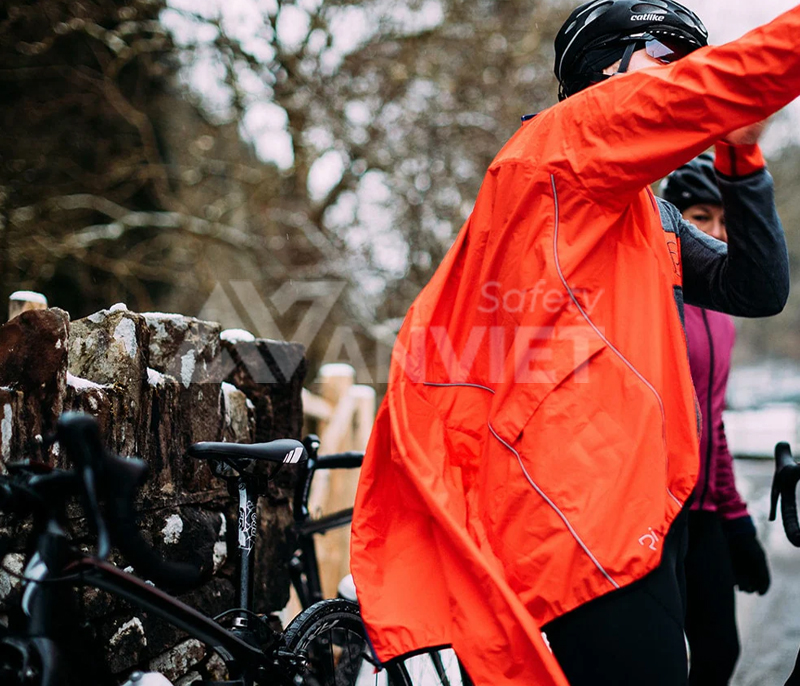 Sử dụng và bảo quản áo gió chống mưa siêu nhẹ đúng cách.