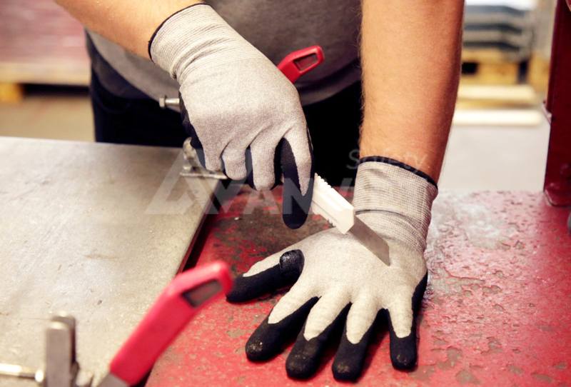 Găng tay chống cắt (Cut Resistant Gloves).
