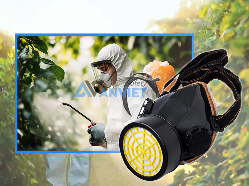 Mặt nạ phun thuốc trừ sâu bảo vệ hệ hô hấp khỏi hóa chất độc hại.