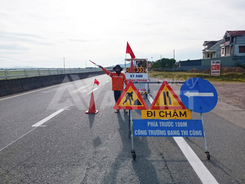 Biển báo an toàn xây dựng bắt buộc khi thi công công trình.