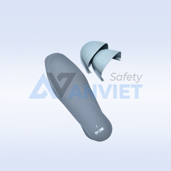 Mũi ủng lót thép, có đặc tính chống va đập cao (khả năng chịu tới 200 joule)