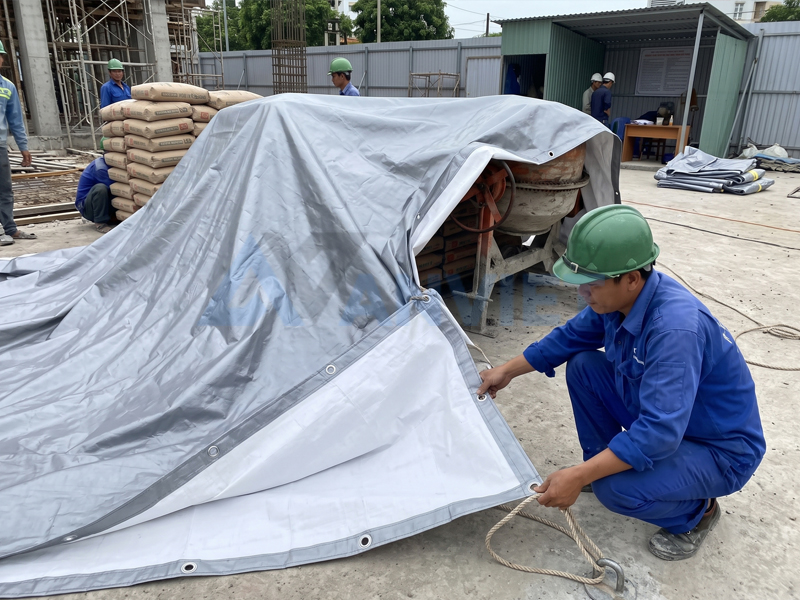 Bạt trắng xám.