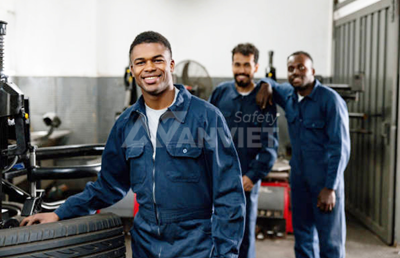 Đồng phục bảo hộ cho công nhân cơ khí.