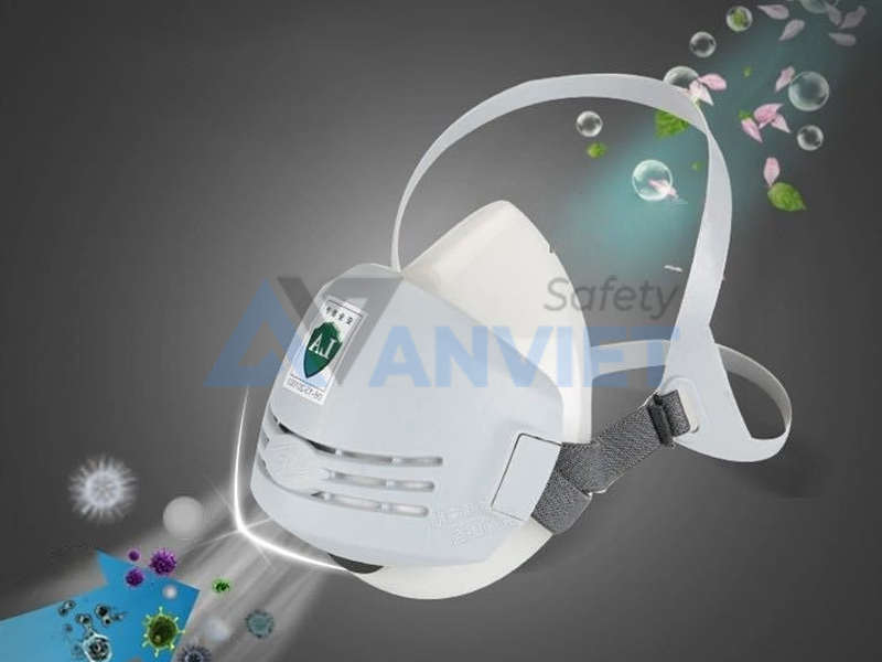 Sử dụng khẩu trang phòng độc đúng cách.