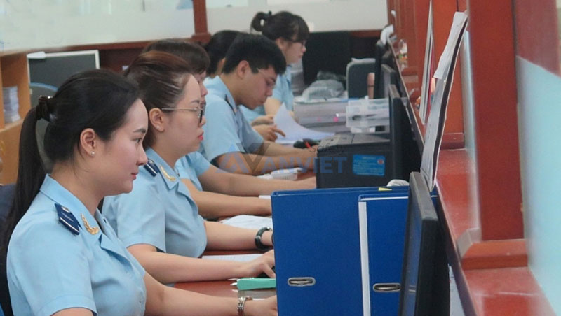 Mẫu đồng phục hải quan sân bay mùa hè và công việc ngoài trời.