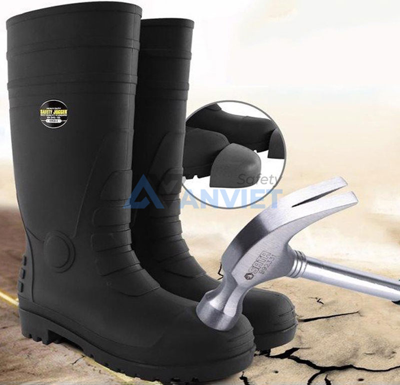Xem xét kết cấu đế và khả năng bảo vệ chân của ủng.