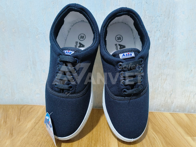 Giày Asia xanh buộc dây.