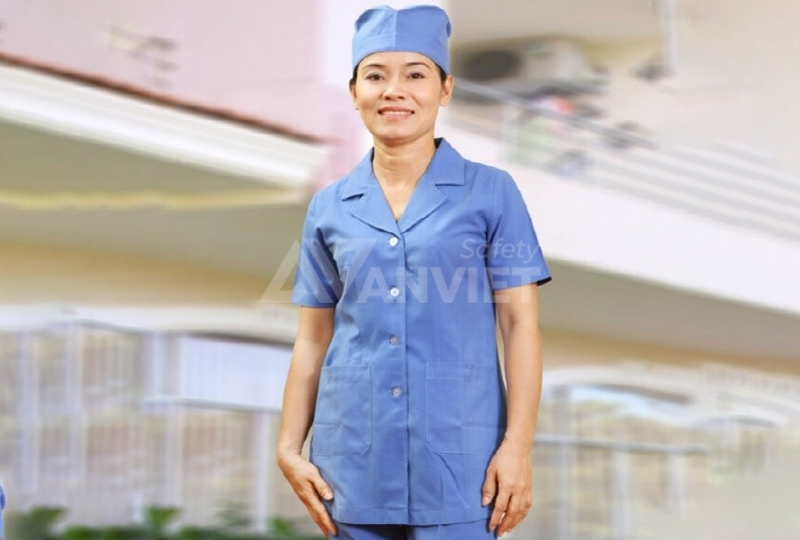 Áo đồng phục cho nhân viên vệ sinh trong bệnh viện.
