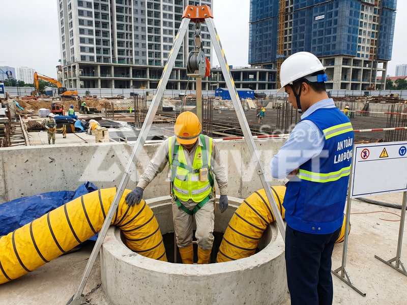 Nhóm lao động thi công trong không gian hạn chế.
