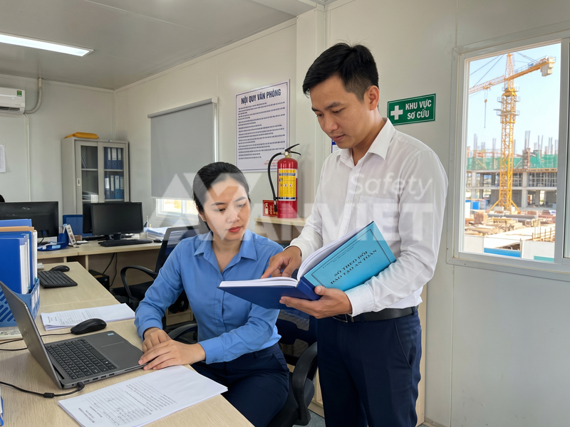 Nhóm nhân sự làm các công việc ít yếu tố nguy hiểm trong xây dựng.