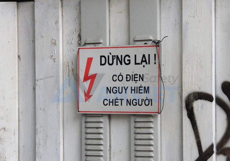 Gắn trên các rào chắn an toàn để phát tín hiệu dừng khẩn cấp, ngăn mọi người tiến sâu vào khu vực có điện áp cao.