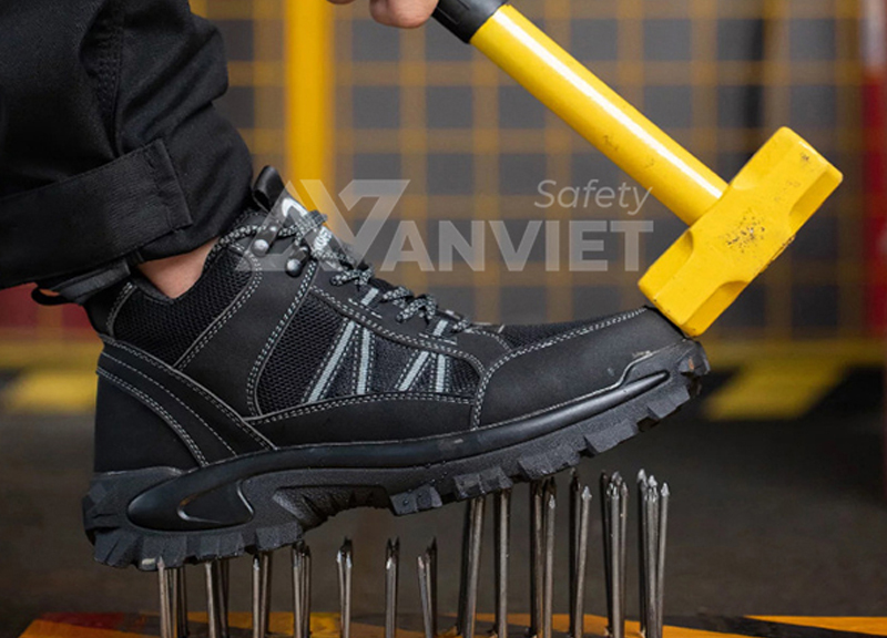 Chọn giày bảo hộ chất lượng, phù hợp môi trường làm việc.