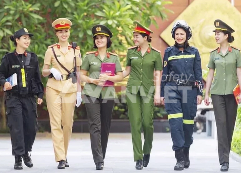 Sử dụng quân phục Công an nhân dân đúng theo pháp luật quy định.