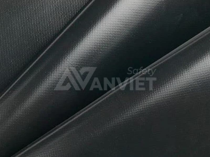Vải Polyester tráng nhựa PVC với cấu trúc nền vải dệt bền chắc và lớp phủ PVC bảo vệ.