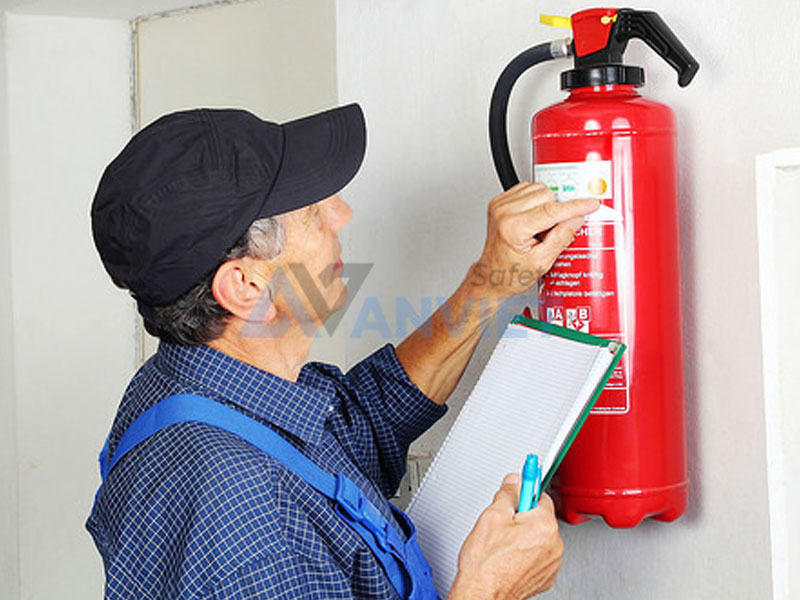 Xử lý an toàn khi phát hiện dấu hiệu bất thường ở bình chữa cháy.