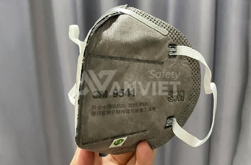 Khẩu trang với lớp than hoạt tính tăng khả năng lọc bụi.