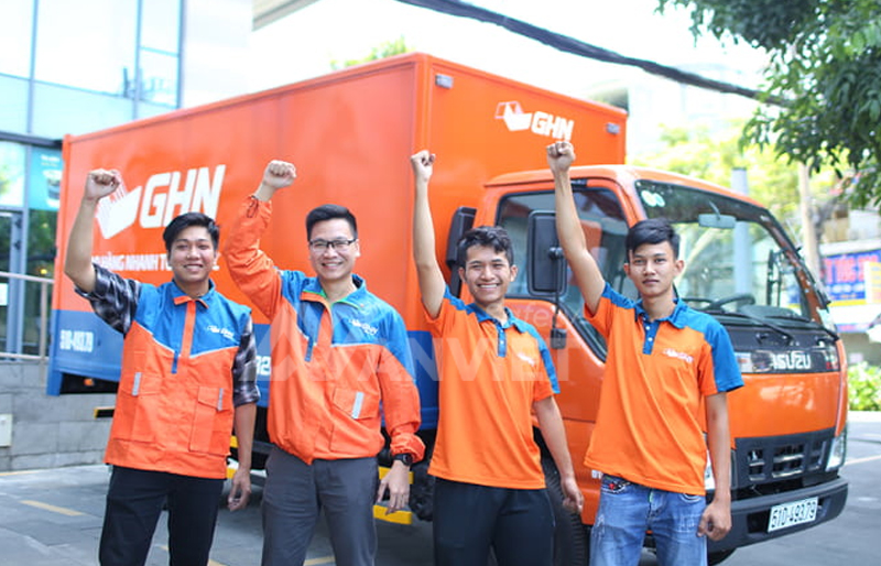 Áo đồng phục giao hàng nhanh.