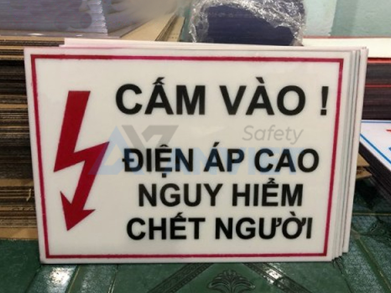 Bố trí tại cửa ra vào của các trạm điện có rào chắn để hạn chế người không phận sự.