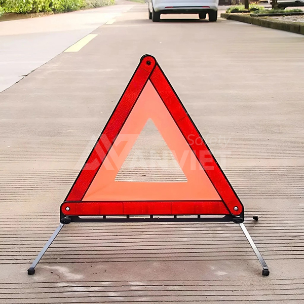 Khi phương tiện gặp sự cố, biển cảnh báo V19 giúp thông báo cho các xe khác biết vị trí nguy hiểm, tạo khoảng cách an toàn, hạn chế tai nạn hoặc va chạm.